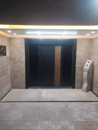 نقش قفل پیشرفته در درب لابی