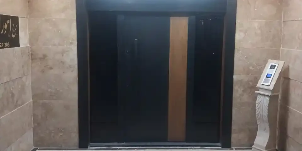 نقش قفل پیشرفته در درب لابی